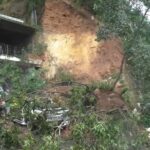 பண்டாரவளையில் மண்சரிவு – மண்ணுக்குள் புதையுண்ட வாகனங்கள்….!