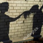 யுவதிகள் இடையே மோதல் – ஒருவர் வைத்தியசாலையில் – இருவர் கைது!