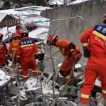 சீனாவில் மண்சரிவு – மண்ணுக்குள் சிக்குண்ட 47 பேர்