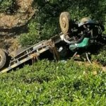 200 அடி பள்ளத்தில் வீழ்ந்து லொறி விபத்து – ஒருவர் பலி – இருவர் காயம்!