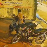யாழ். நகரில் மோட்டார் சைக்கிளைத் திருடி தீக்கிரையாக்கிய நபரைத் தேடும் பொலிஸ்