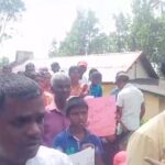 பலாங்கொடை மாரத்தென்ன தோட்ட மக்கள் வீதியில் இறங்கி போராட்டம்!