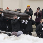 பலத்த பாதுகாப்புக்கு மத்தியில் ரஷ்ய எதிர்க்கட்சி தலைவரின் பூதவுடல் நல்லடக்கம்!