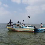 நடுக்கடலில் கறுப்புக்கொடி ஏந்தி யாழ். மீனவர்கள் போராட்டம்!
