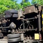 அரிசி ஏற்றிச்சென்ற லொறி விபத்து: இருவர் படுகாயம்