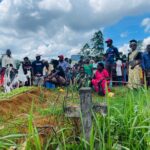 இடுகாட்டை ஆக்கிரமிக்க இடமளியோம்: மயான பூமியில் திரண்டு ஹரிங்டன் தோட்ட மக்கள் போராட்டம்