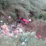 100 அடி பள்ளத்தில் வீழ்ந்து டெக்டர் விபத்து: சாரதி படுகாயம்