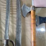 வாள்கள், கைக்கோடரிகளுடன் யாழில் மூவர் கைது!