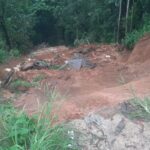 கினிகத்தேனையில் இடிந்துவிழுந்த மூன்று மாடிக் கட்டடம்!