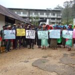 ரூ. 1700 வேண்டும்: கொட்டும் மழைக்கு மத்தியிலும் போராட்டம்!