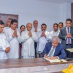 வேட்புமனுவில் கையொப்பமிட்டார் ரணில்!