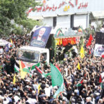 பழிதீர்க்கும் கோஷத்துடன் ஆயிரக்கணக்கானோர் அஞ்சலி!