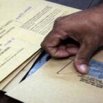 தபால் மூல வாக்களிச்சென்ற ஆசிரியர்களுக்கு பதிவு புத்தகத்தில் சிவப்பு கோடடித்த அதிபர்