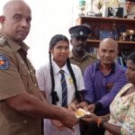 வீதியில் கிடந்த தங்க தாலி, பணத்தை பொலிஸாரிடம் ஒப்படைத்த மஸ்கெலியா பகுதி மாணவி!