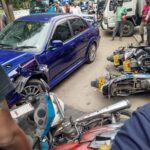 மோட்டார் சைக்கிள்களை மோதித்தள்ளிய கார்: இருவர் காயம்!