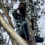 மனைவியை மீட்டுத் தருமாறு கோரி மரத்தில் ஏறி கணவன் போராட்டம்