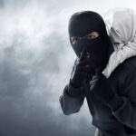 மழைக்கு மத்தியில் 52 பவுண் நகை கொள்ளை!