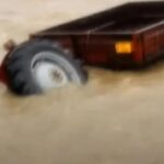 வெள்ளத்தில் சிக்கிய உழவு இயந்திரம்! 6 மாணவர்கள் மாயம்