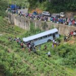 அட்டனில் பஸ் விபத்து – மூவர் பலி – 40 பேர் காயம்