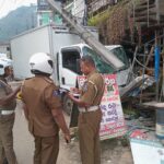 கம்பளையில் மின் கம்பத்துடன் மோதி லொறி விபத்து: ஒருவர் காயம்