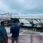 கிழக்கில் ஆள்கள் எவரும் இன்றி கரை ஒதுங்கிய இரண்டு படகுகள்