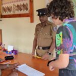 சுற்றுலாப் பயணியை தாக்கி தொலைபேசியை பறித்த வட்டவளை பகுதி இளைஞர்களுக்கு மறியல்