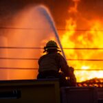 தண்ணீர் பற்றாக்குறை, மின்சாரம் துண்டிப்பால் லாஸ் ஏஞ்சல்ஸ் காட்டுத் தீயை அணைப்பதில் சிக்கல்