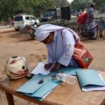 அரசியல் கைதிகளை விடுவிக்குமாறு வலியுறுத்தி கிளிநொச்சியில் கையெழுத்து வேட்டை