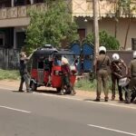 ஓட்டோவின் மேலதிக பாகங்களுக்கு தண்டப் பணம் விதித்த பொலிஸார்!- மேலதிக பாகங்களை உடைத்து வீசிய சாரதி