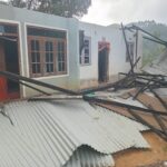 கடும் காற்றால் அள்ளுண்டுச்சென்ற கூரைகள்!