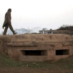 காஷ்மீர் எல்லையோர கிராமத்தில் பதுங்கு குழிகளை தயார் செய்யும் மக்கள்!