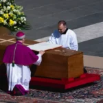 போப் பிரான்சிஸ் திருவுடல் நல்லடக்கம்: பெருந்திரளானோர் அஞ்சலி!