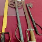 கூரிய வாள்கள், ஐஸ் போதைப்பொருள்களுடன் வீட்டில் தங்கியிருந்த 19 பேர் மூதூர் பொலிஸாரால் கைது