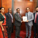 கணக்காய்வாளர் நாயகத்தின் 2024 ஆம் ஆண்டுக்கான வருடாந்த அறிக்கை சபாநாயகரிடம் கையளிப்பு