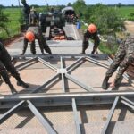 கிளிநொச்சியில் பாலத்தை புனரமைக்கும் இந்திய இராணுவ அதிகாரிகள்