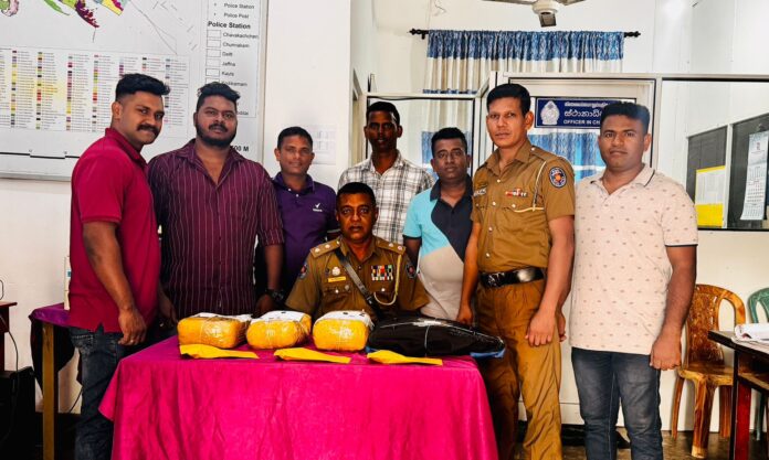 கைது நடவடிக்கையில் ஈடுபட்ட பொலிஸார்