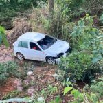 நிவாரணம் வழங்க சென்ற கார் பள்ளத்தில் வீழ்ந்து விபத்து!