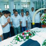 நந்தன குணதிலக்கவின் பூதவுடலுக்கு எதிர்க்கட்சித் தலைவர் இறுதி அஞ்சலி!