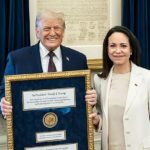 நோபல் பரிசை ட்ரம்புக்கு வழங்கிய வெனிசுலா எதிர்க்கட்சி தலைவர்!