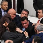 துருக்கி நாடாளுமன்றில் களேபரம்: எம்.பிக்களுக்கடையில் தள்ளு முள்ளு!