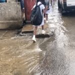 வீதியில் நீர்பெருக்கெடுத்து ஓடுவதால் மாணவர்கள் அவதி!