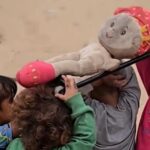 ‘பொம்மைக்கு இறுதிச் சடங்கு’ – மனதை ரணமாக்கும் காசா சிறார்களின் வீடியோ