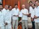 அறுதிப்பெரும்பான்மையை நிரூபிப்பதில் திண்டாட்டம்: பதவியேற்பும் இழுபறியில்!