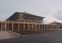 வெசாக் அலங்காரங்களால் ஒளிரும் பாராளுமன்றம்