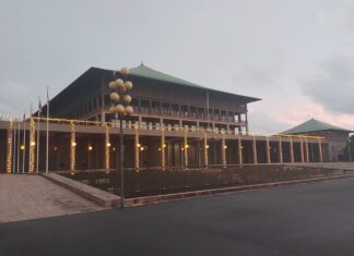 வெசாக் அலங்காரங்களால் ஒளிரும் பாராளுமன்றம்