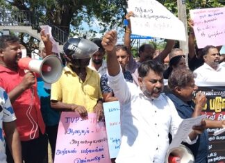 மேயர் காண்டீபன் பதவி நீக்கத்துக்கு எதிராக வவுனியாவில் ஆர்ப்பாட்டம்