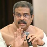 இந்திய கல்வி அமைச்சர் ராஜினாமா: போராட்டக்காரர்கள் கொண்டாட்டம்