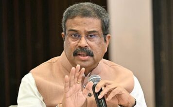 இந்திய கல்வி அமைச்சர் ராஜினாமா: போராட்டக்காரர்கள் கொண்டாட்டம்