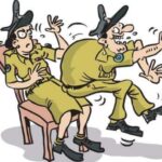 பெண் பொலிஸ் கான்ஸ்டபிளின் மடியில் அமர முற்பட்ட பொலிஸ் உத்தியோகத்தர் பணி நீக்கம்