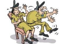 பெண் பொலிஸ் கான்ஸ்டபிளின் மடியில் அமர முற்பட்ட பொலிஸ் உத்தியோகத்தர் பணி நீக்கம்